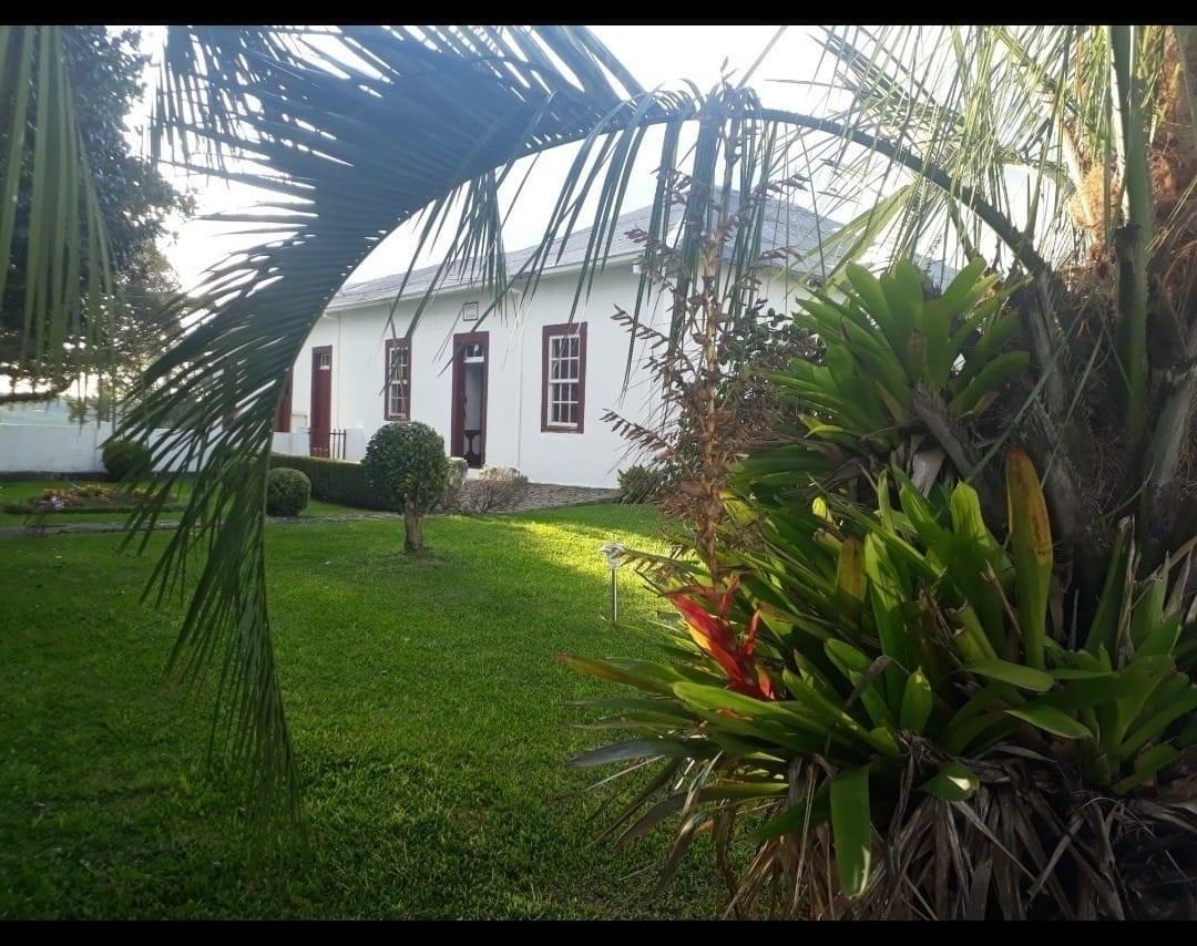 Vista histórica e natural da Fazenda Floresta em foto real